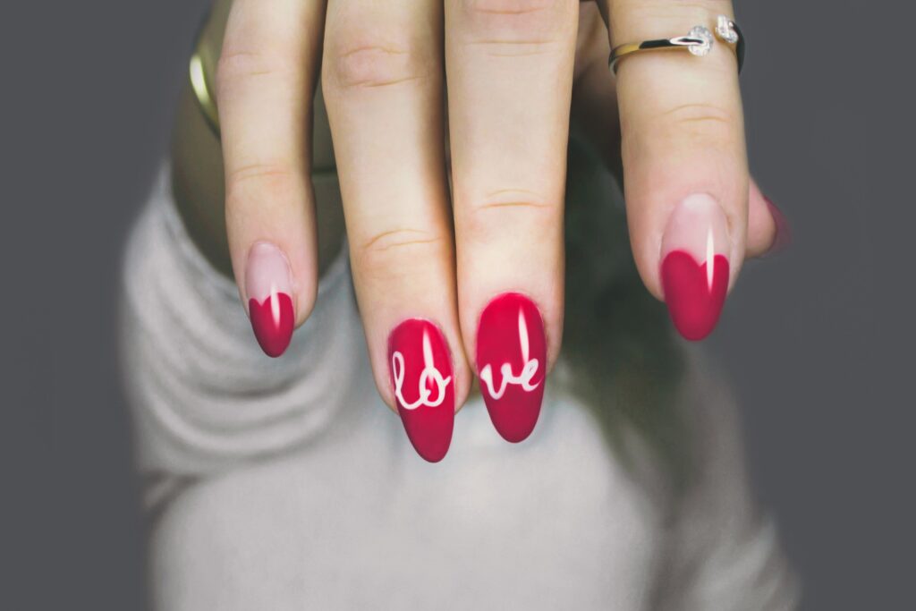 Uñas Soft Gel son un nuevo método de extensión en tips (press on nails) que está revolucionando el mundo de las uñas. Ahora mismo es el sistema favorito de las celebrities en Los Ángeles, por su rapidez, comodidad y aspecto natural. ¿QUÉ SON LAS UÑAS DE SOFT GEL? Se trata de unos tips fabricados con gel que cubren por completo la uña. Se adhieren con una base permanente especial y se curan con lámpara LED. Este sistema que se utiliza es el conocido como press on nails. Solo que con los tips de soft gel se ha sofisticado y mejorado. Se solían adherir con pegamento para uñas y ahora se hace con una base especial. Los tips están fabricados con auténtico gel de uñas en vez del plástico tradicional, mucho menos flexible y más grueso. Las uñas se extienden en poco tiempo y este material novedoso hace que la uña quede más natural, lo que permite un acabado más realista. Las uñas son más ligeras y flexibles con menos tendencia a quebrar.